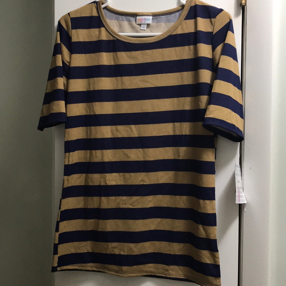 LuLaRoe Medium Gigi top. NWT